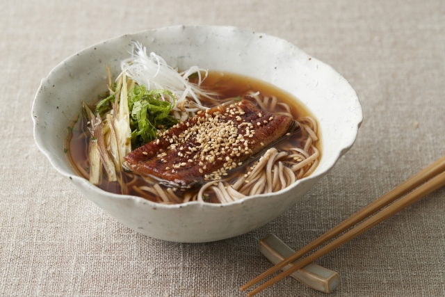 日の出みりんのレシピ 長谷川あかりさん考案 うなぎと薬味のあたたかい蕎麦