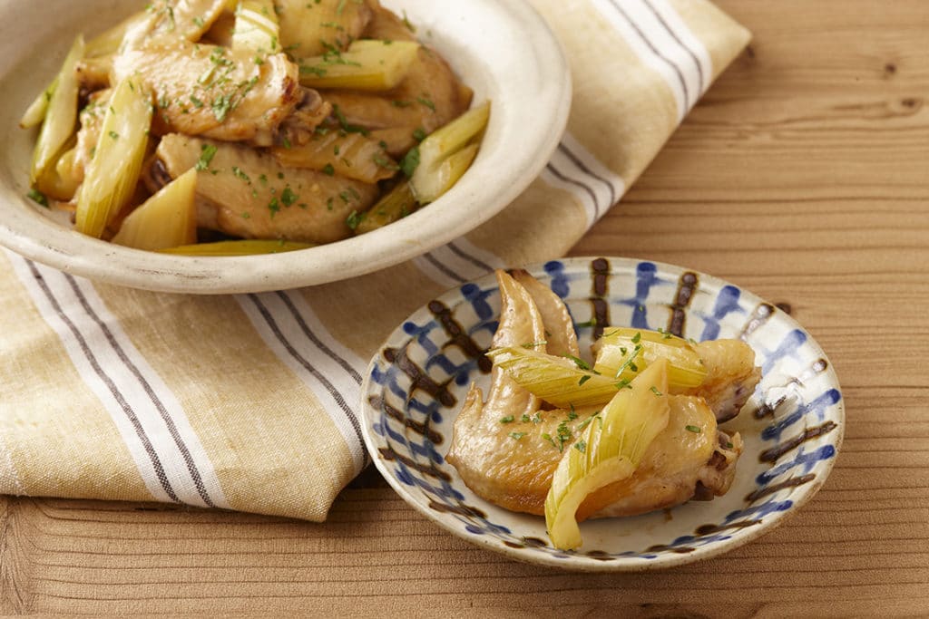 鶏手羽先とセロリのぽんず煮込み