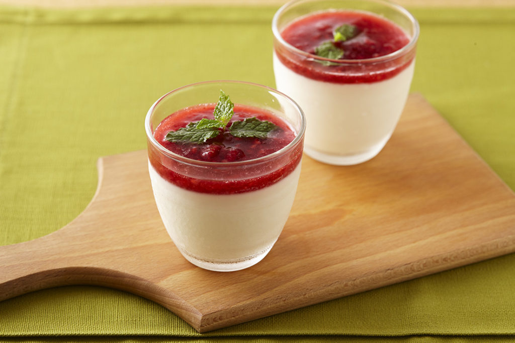 パンナコッタ　ベリーソース添え