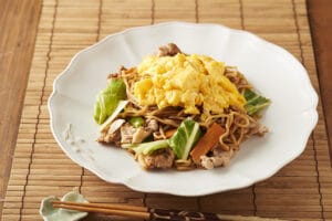 甘辛ソース焼きそば・たまごのっけ