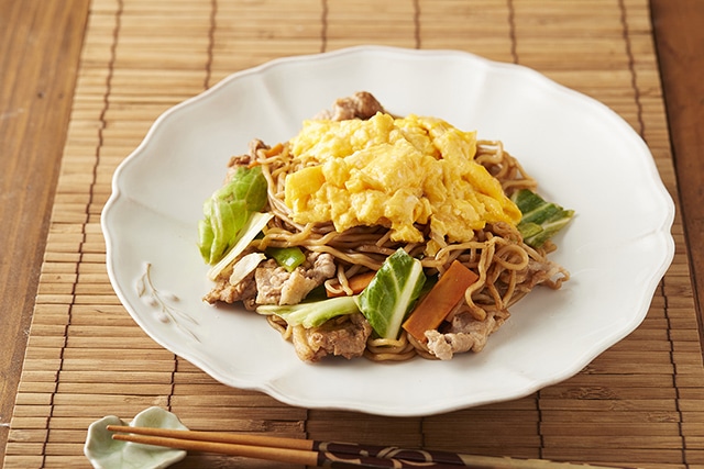 甘辛ソース焼きそば・たまごのっけ