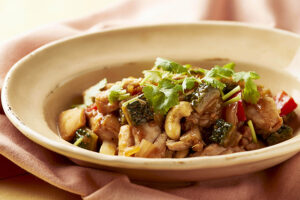 夏野菜と鶏肉のナッツ炒め