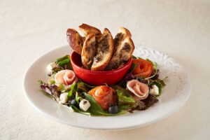 シャンピニオンガーリックトーストとリースサラダ