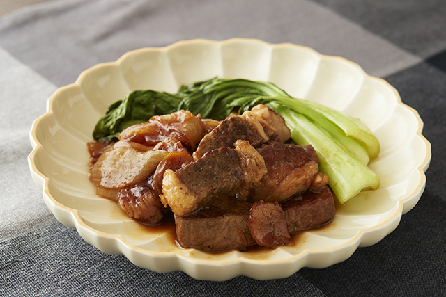 牛バラ肉の中華風煮込み青菜添え
