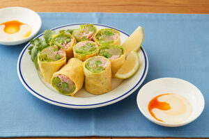 薄焼き卵の春野菜巻き　ピリ辛甘酢たれ添え