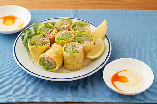 薄焼き卵の春野菜巻き　ピリ辛甘酢たれ添え