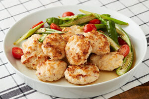 ふんわりいかバーグ　夏野菜添え