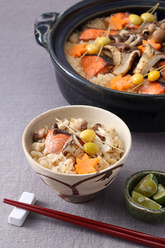 焼き鮭と焼きキノコのごちそう炊き込みご飯