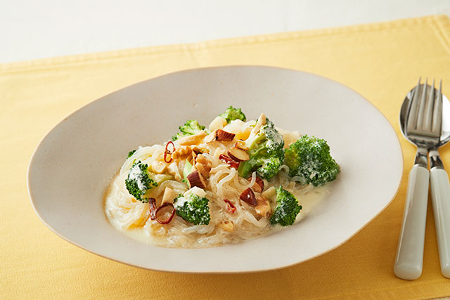 ブロッコリーとナッツの豆乳ペペロンチーノ