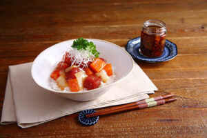 手作りの食べるラー油で刺身漬け丼