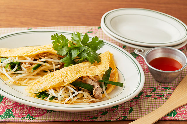 たっぷりもやしのバインセオ風オムレツ