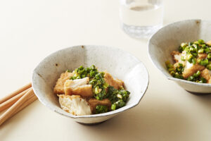 ちぎり厚揚げの酒蒸し　小ネギ柚子胡椒だれ