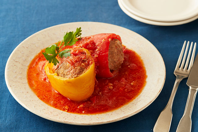 パプリカの肉詰めトマト煮込み