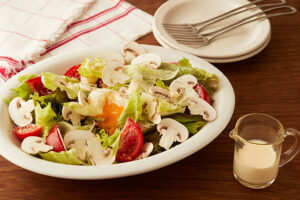 半熟卵のクリーミーチーズドレッシングサラダ